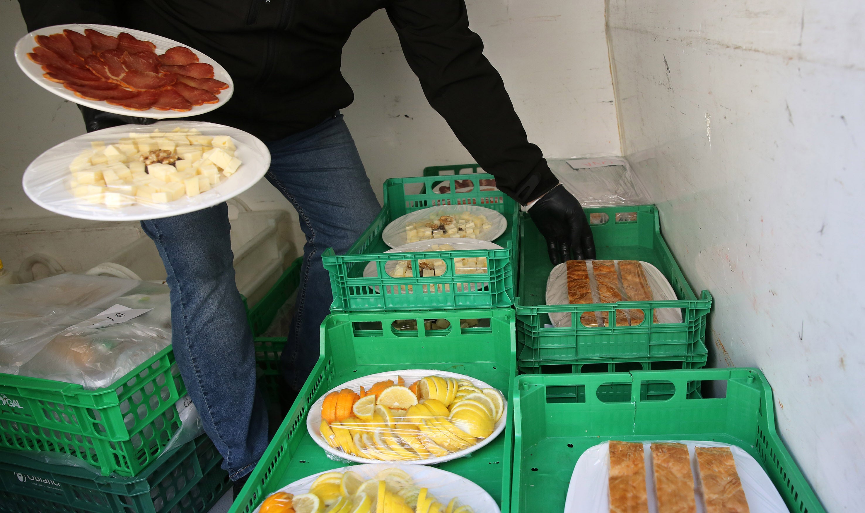 Platos preparados para su reparto en un evento de Segovia.