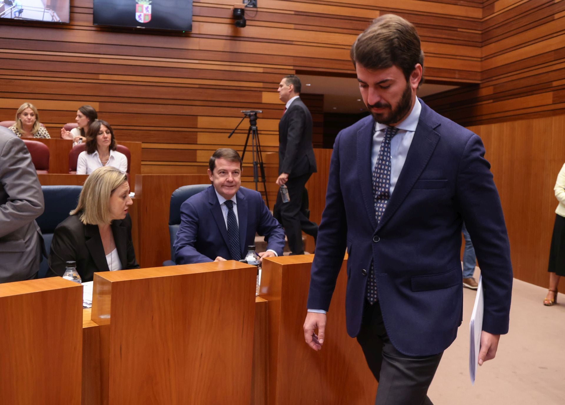 Gallardo pasa ante el escaño del presidente de la Junta tras la ruptura de la coalición.