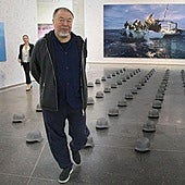 Ai Weiwei, en el MUSAC, entre sus obras.