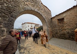 San José y la Virgen atravesando los arcos medievales del municipio