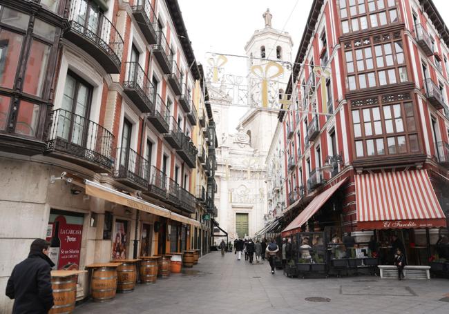 Estampa de la calle Cascajares a las 14:00 horas del día de Navidad.