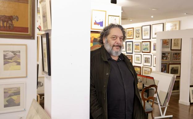 Samuel Santiago en su galería.