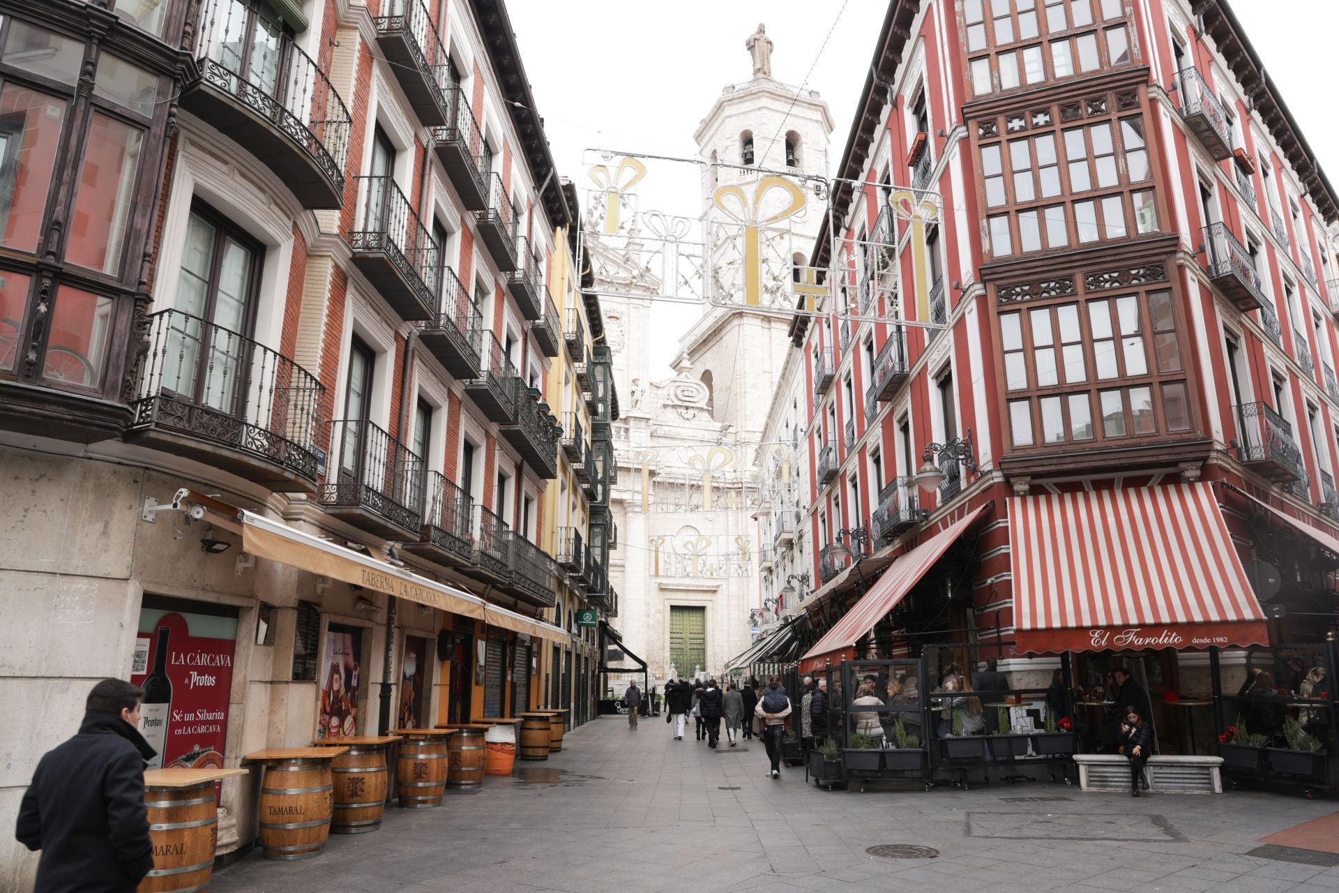 Calles vacías y bares a medio gas durante la mañana de Navidad en Valladolid