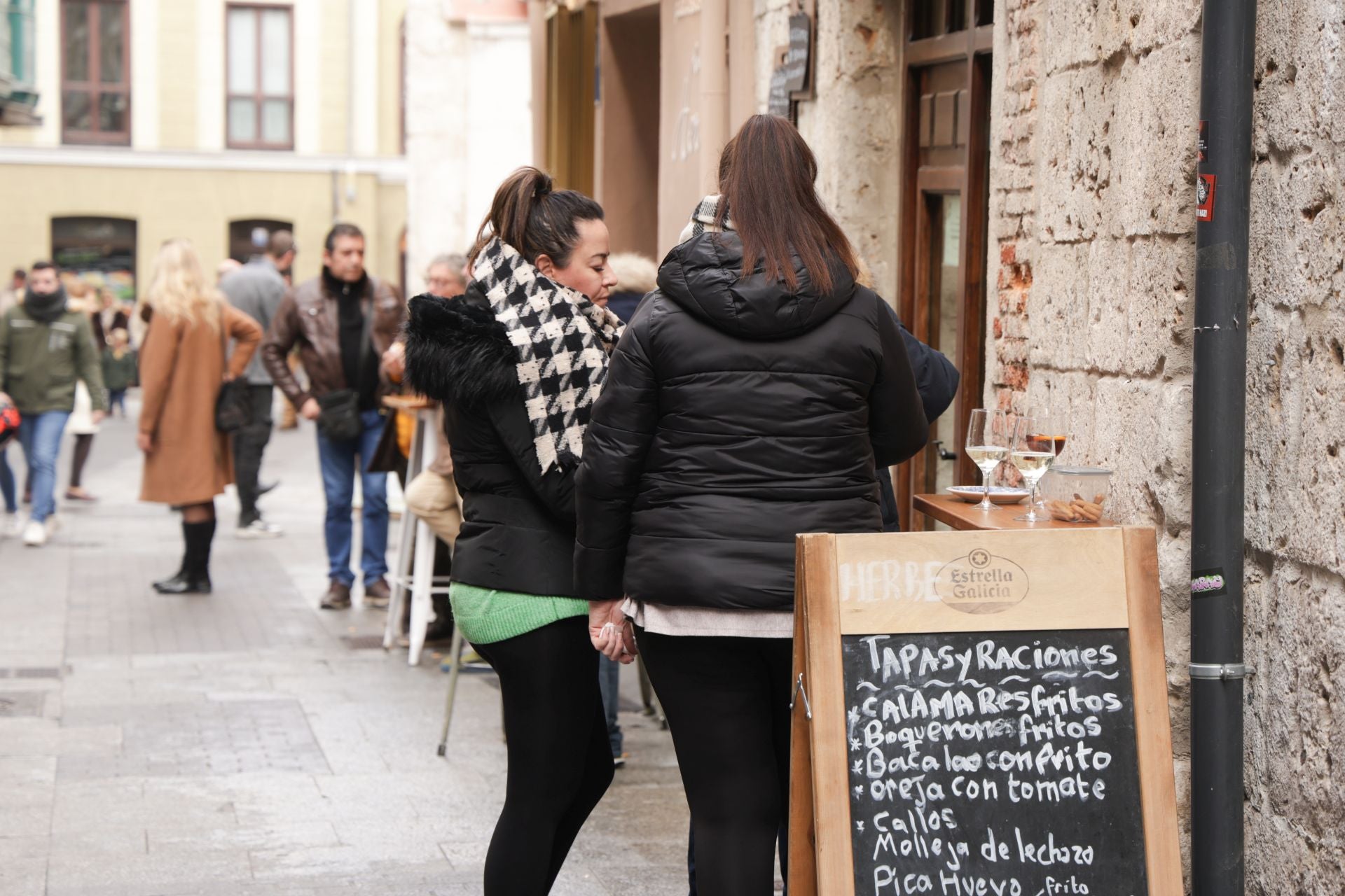 Calles vacías y bares a medio gas durante la mañana de Navidad en Valladolid