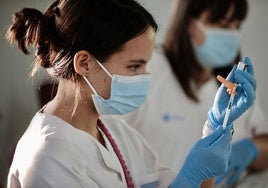 Enfermera preprara durante la vacunación contra la gripe en una imegen de archivo.