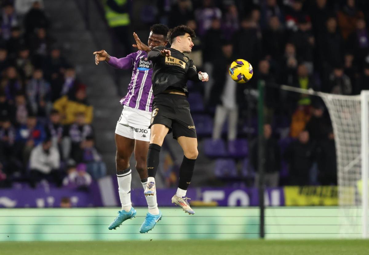 Juma Bah y Diego López saltan a por un balón durante el último Real Valladolid-Valencia disputado en Zorrilla.