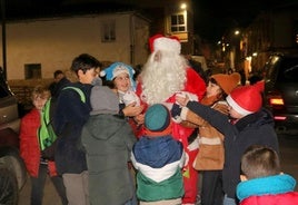 Papá Noel, rodeado de niños en su visita a Baltanás.