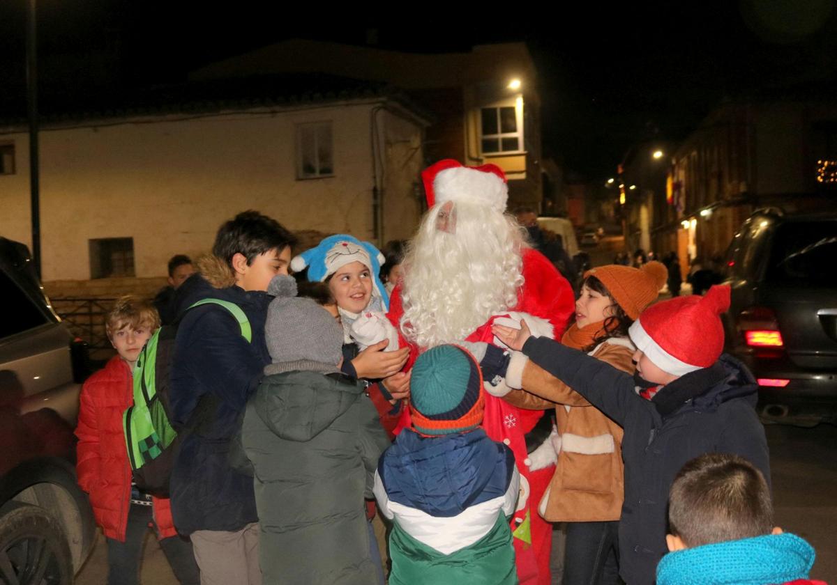 Papá Noel, rodeado de niños en su visita a Baltanás.