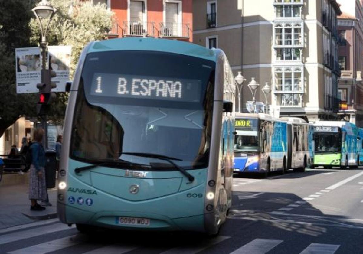 Imagen de archivo de autobuses urbanos en Fuente Dorada.