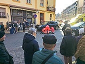 Servicios de emergencia atienden a la mujer en el lugar del atropello.