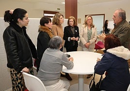 El delegado de la Junta conversa con la directora general de la Mujer y otras representantes institucionales, en la inauguración del centro.