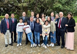 Fernando Gómez Ramos, a la derecha, junto a su familia en una celebración.