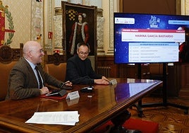 Jesús Julio Carnero, alcalde de Valladolid, y Víctor Martín, concejal de Comercio, durante el sorteo del Árbol de los Deseos, que se realiza de forma automática por ordenador.