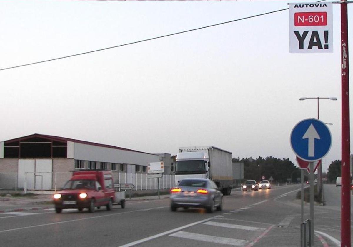 Carteles pidiendo la autovía en la travesía de Mojados, en una imagen de 2007.