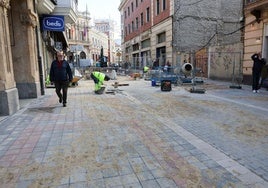 Nuevo pavimento elevado que se ha colocado en Don Sancho, con la zona más cercana a la Diputación, este mes de diciembre cuando todavía estaba en obras.