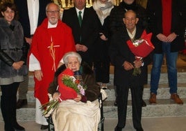 Julia Mate y Ángel Concejo, con sus ramos de flores, durante el homenaje en Pedrajas.