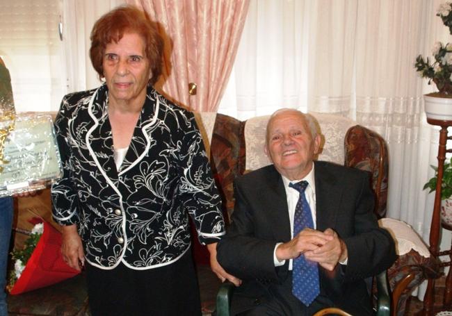 Jesús y Maura, matrimonio desde 1956, durante el homenaje celebrado en su domicilio.