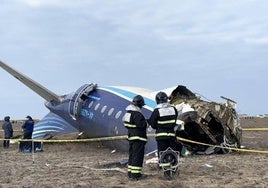 Los equipos de rescate trabajan en el lugar del accidente del avión de pasajeros de Azerbaijan Airlines, cerca de la ciudad de Aktau, en el oeste de Kazajistán.