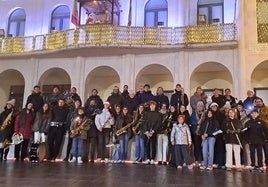 La Asociación Musical Iscariense hace un alto en la Plaza Mayor durante el día del Bollo.