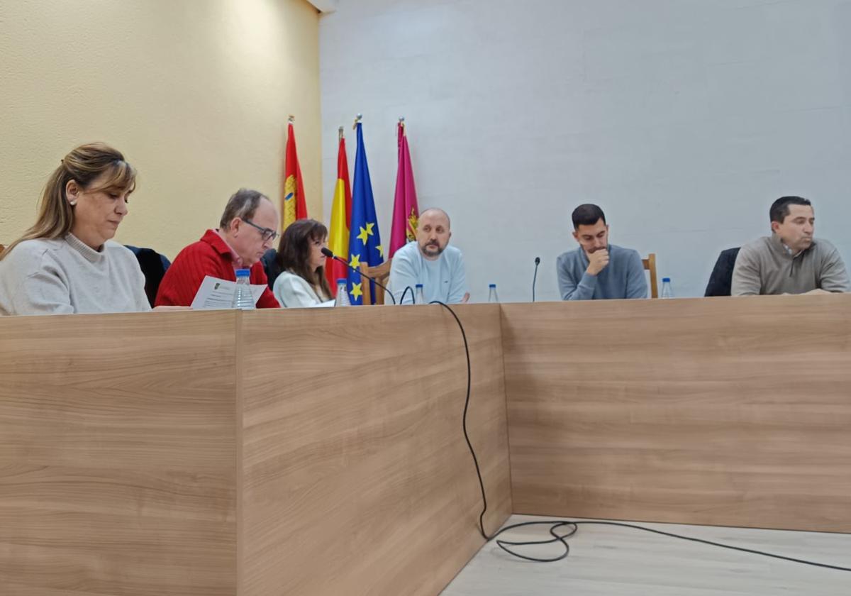 Nuria Fernández (i), junto a sus excompañeros del grupo municipal del PP de Cuéllar durante el pleno del mes de diciembre.