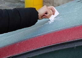 Una persona retira hielo de la luna de un coche, en una imagen de archivo.