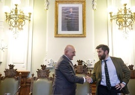 Jesús Julio Carnero saluda al concejal de Hacienda, Francisco Blanco.