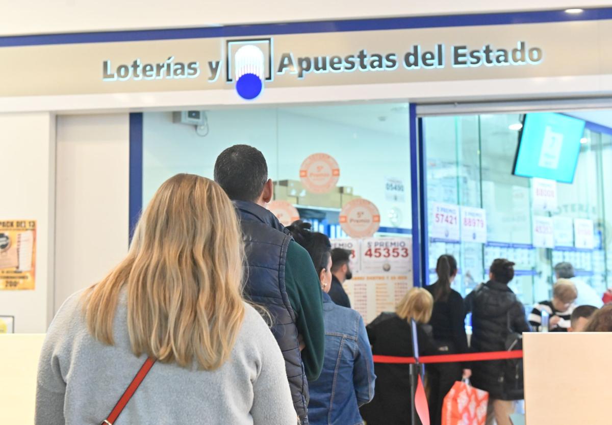 Colas para comprar lotería del sorteo del Niño en la administración de Río Shopping.