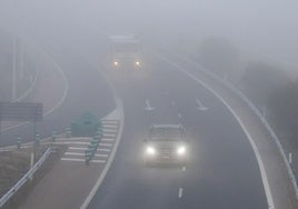 Densa niebla en la A-62, a la altura de Ciudad Rodrigo, a las nueve y media de la mañana de este viernes.