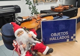 Violines entregados en la Oficina de Objetos Hallados de la Policía Municipal, que ya han vuelto a su dueño.