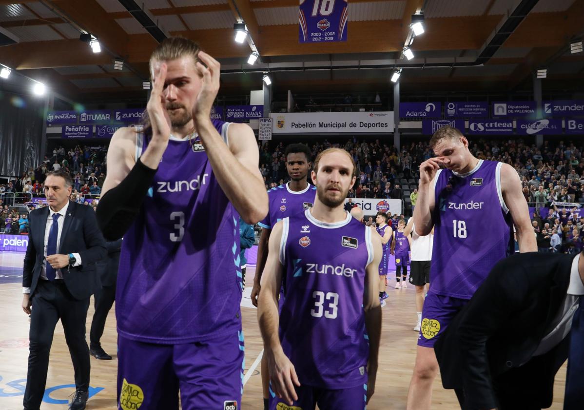 Los jugadores del entonces Zunder Palencia aplauden a los aficionados en el último partido en casa en la ACB, ante el Baskonia.