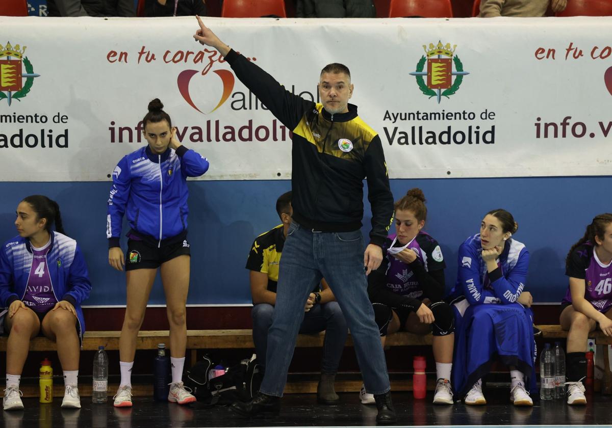 Salva Puig da instrucciones desde la banda en el último partido ante Morvedre.