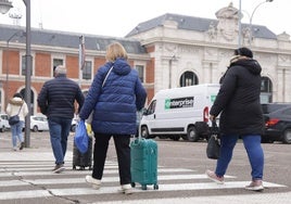 Un grupo de personas se acerca con maletas a la estación Campo Grande.