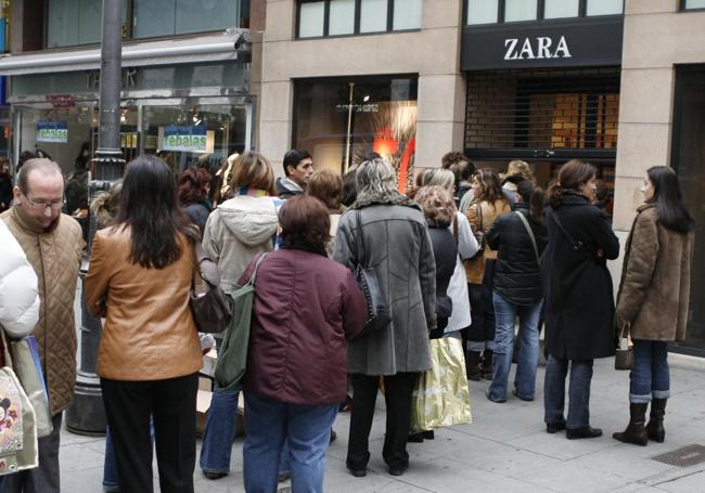 Colas en la tienda de Zara para las rebajas de 2007.