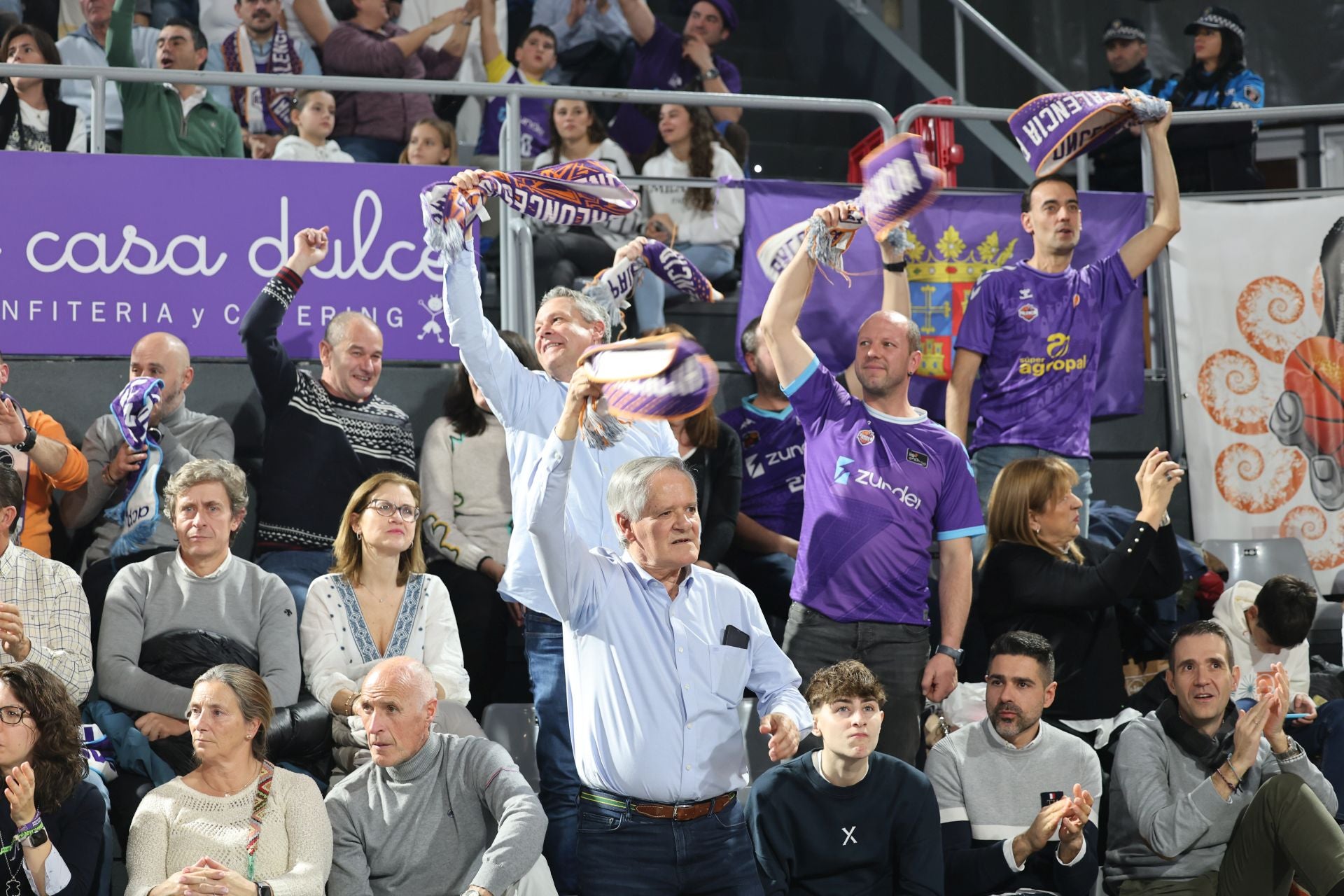 Búscate en las gradas del Pabellón de Palencia