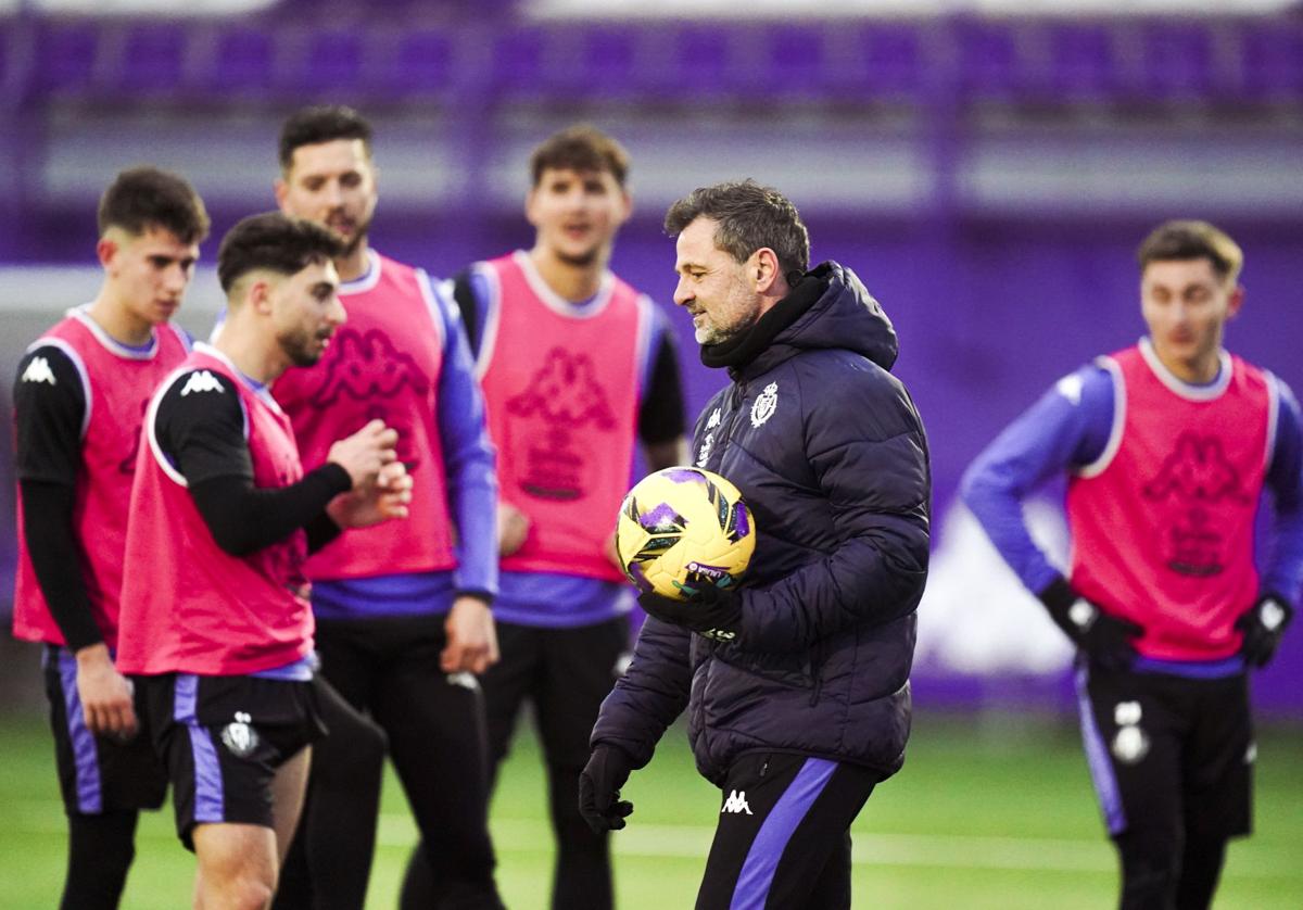 Diego Cocca da instrucciones en el primer entrenamiento tras las vacaciones navideñas.