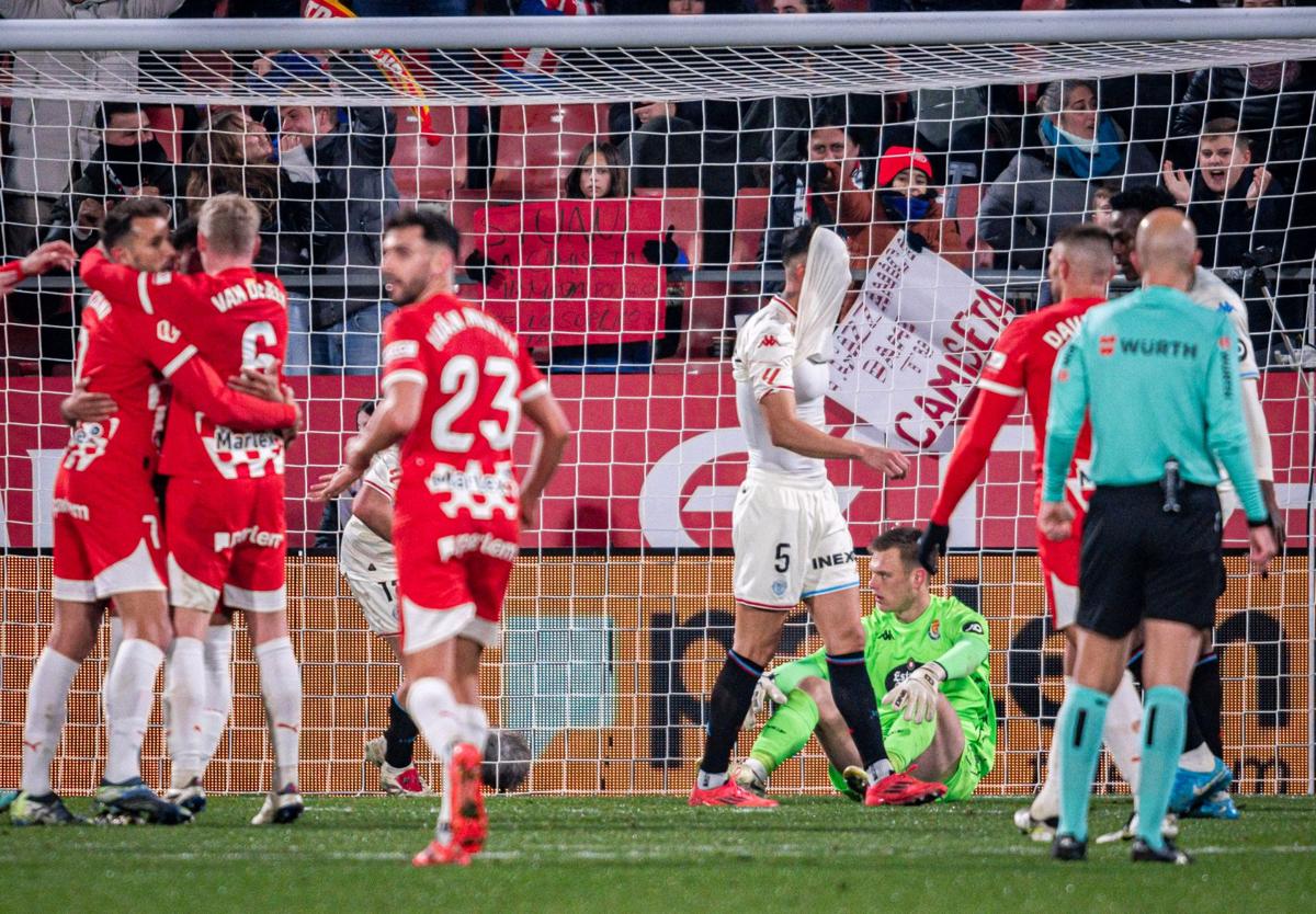 Los jugadores del Girona celebran uno de los tres goles marcados ante el Real Valladolid.