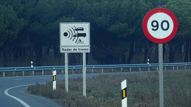 Imagen después - Los dos paneles que indican la presencia del radar de tramo. El amarillo para el sentido de circulación hacia Puente Duero. Y el blanco hacia las piscinas de Fasa.