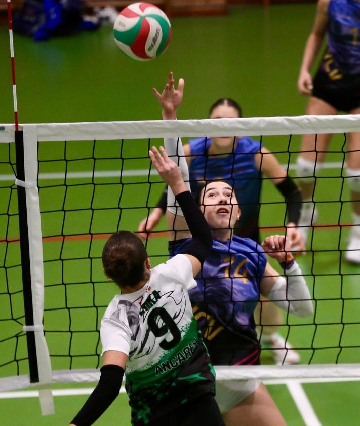 Imagen secundaria 2 - El VCV Poniente pasa como primero en la Copa de España de voley