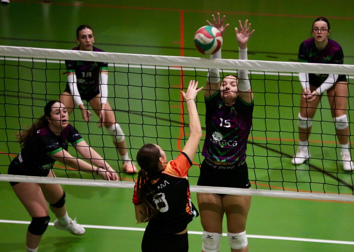 Imagen secundaria 1 - El VCV Poniente pasa como primero en la Copa de España de voley