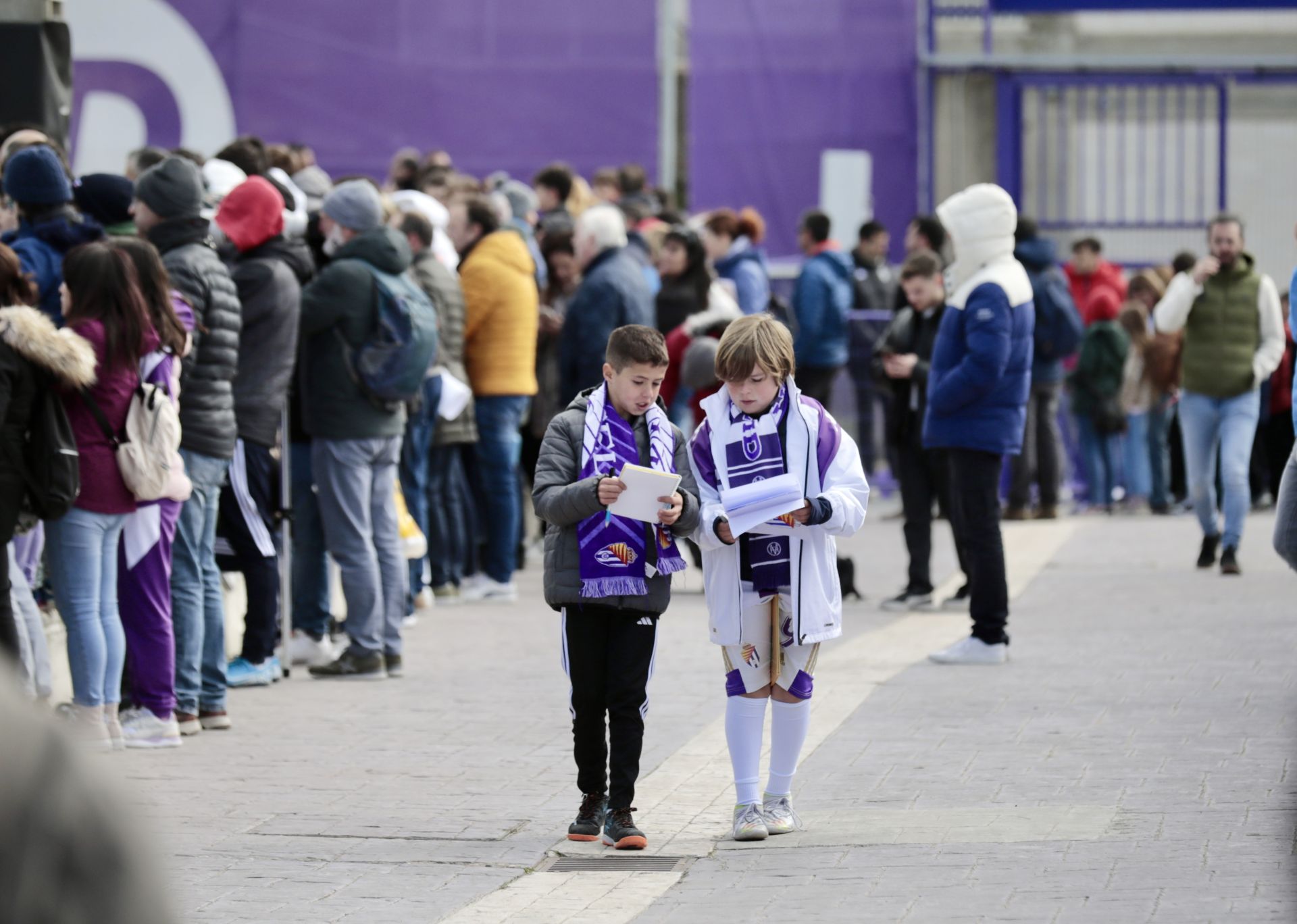 En esta época de pactos de reservados y reuniones en la trastienda, de decisiones a oscuras y entrenamientos a puerta cerrada, lo que debería ser habitual se convierte en extraordinario. El 27 de marzo, en plena Semana Santa, el Real Valladolid abrió sus puertas de par en par y permitió que los hinchas disfrutaran de una pachanga en los Anexos. También así se hace afición. Y si no, que se lo digan a los dos chavales que, folios en mano, repasan el botín de autógrafos conseguido.