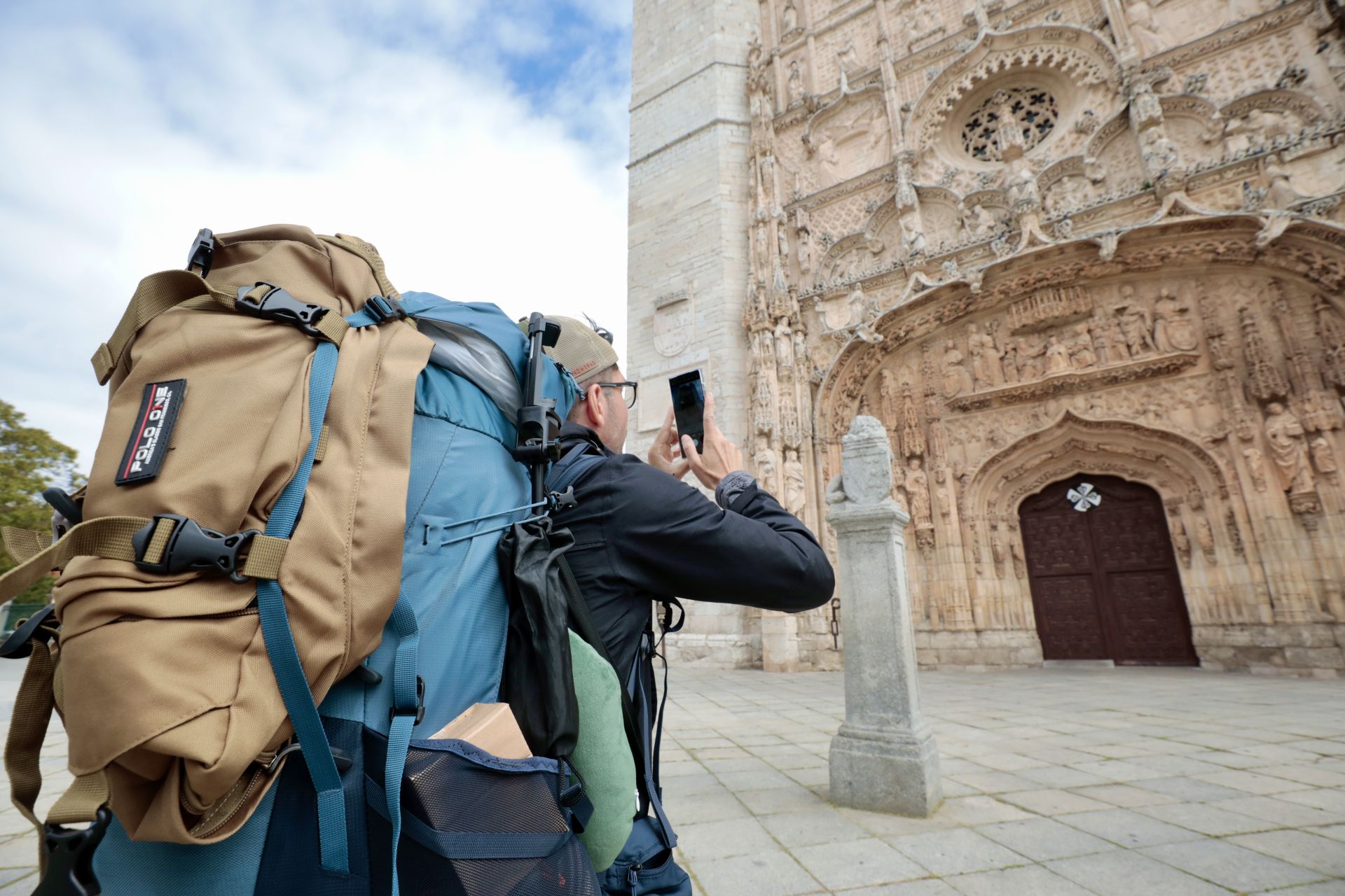 Pero el exterior de las iglesias regala también estampas impagables. Que se lo digan a este turista de gigantesca mochila que, el 3 de mayo, intenta atrapar en su móvil la inmóvil belleza de San Pablo. No lo tiene fácil. La foto saldrá seguro espectacular, pero no hay pantalla capaz de captar la honda impresión que provoca San Pablo cuando lo ves en directo, cuando te fijas, a tan solo unos metros, unos centímetros quizá, en el minucioso trabajo que hay sobre ese hermoso tapiz de piedra.