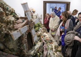 Visitantes al belén de Laura Rivera Casares y su familia, en su casa de la calle Santiago.