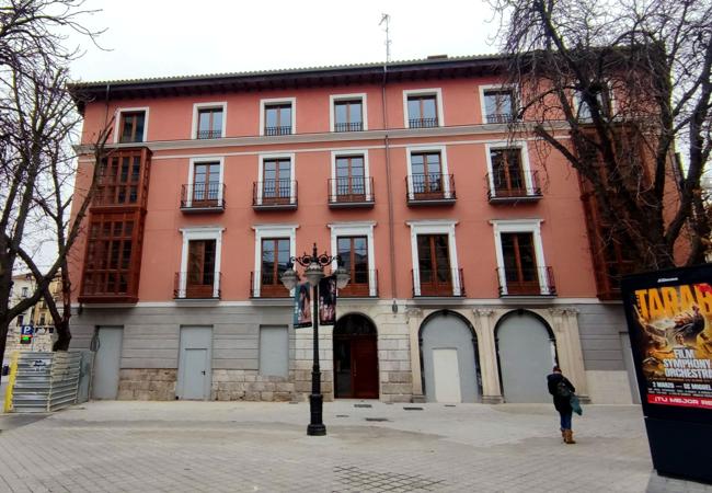 Frontal del edificio rehabilitado. A la izquierda, local que ocupaba el bar El Penicilino.