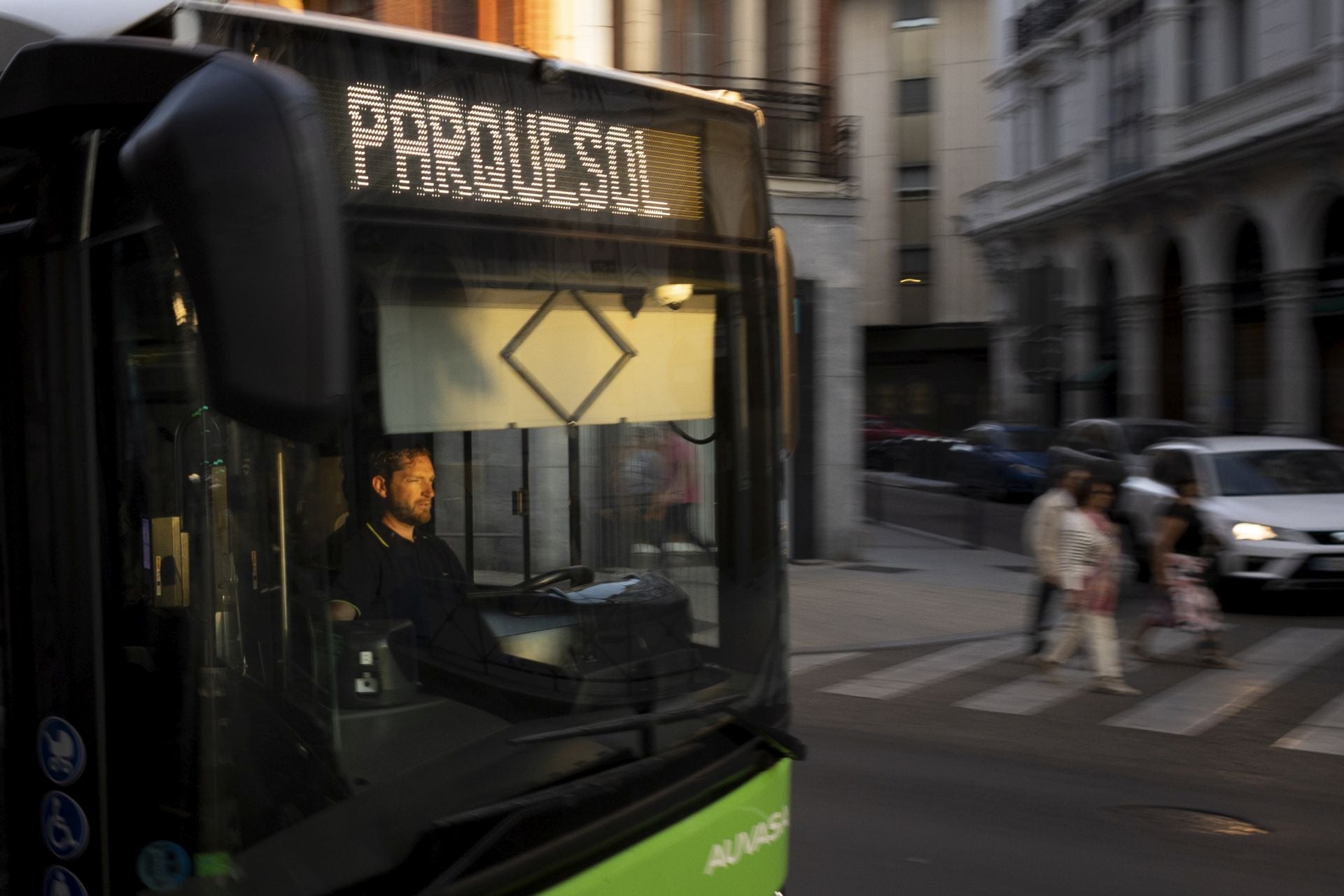 En el argot del periodismo, hay una expresión recurrente para esas imágenes genéricas que pueden servir para cualquier información. 'Fotos de recurso', decimos. La combinación de palabras tiene su tonillo despectivo, como si esas fotos que lo mismo valen para un roto que para un descosido tuvieran menos valor. Pero también en los encargos cabe el ingenio. Que se lo pregunten a los artistas del Renacimiento. A Castillo le encargaron una foto de movilidad. Y el 18 de septiembre captó esta imagen de luz increíble.