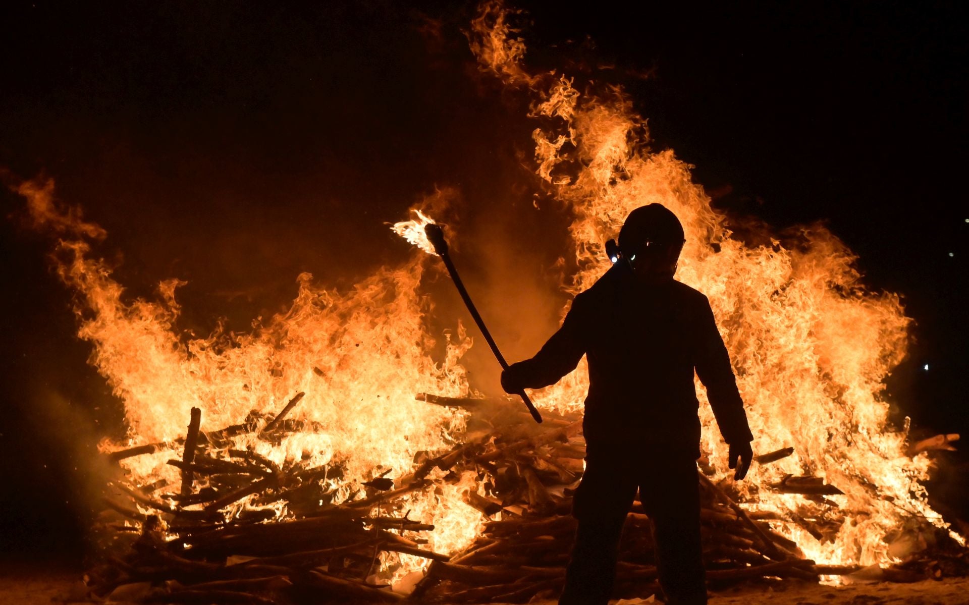 El fuego puede ser fiesta o tragedia, horror o celebración. Una manifestación festiva es la que todos los años se lleva a cabo en Las Moreras la noche de San Juan. Las llamas domesticadas son todo un espectáculo.