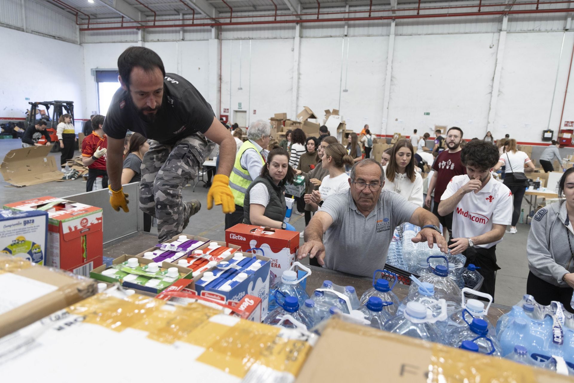 El año deja también muestras de solidaridad en Valladolid. Como esta de una nave de La Cistérniga, hasta donde decenas de personas se acercaron para catalogar y ordenar todos los víveres y la ropa que los vallisoletanos donaron para los damnificados por las riadas de Valencia. 