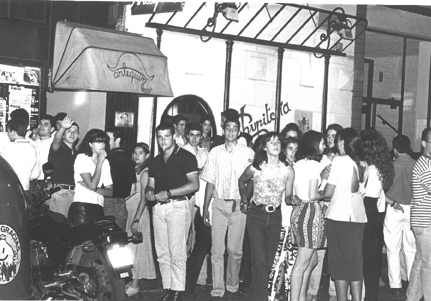 Jóvenes disfrutan en la puerta de la Chupitería y Arlequín, en una imagen de julio de 1994.