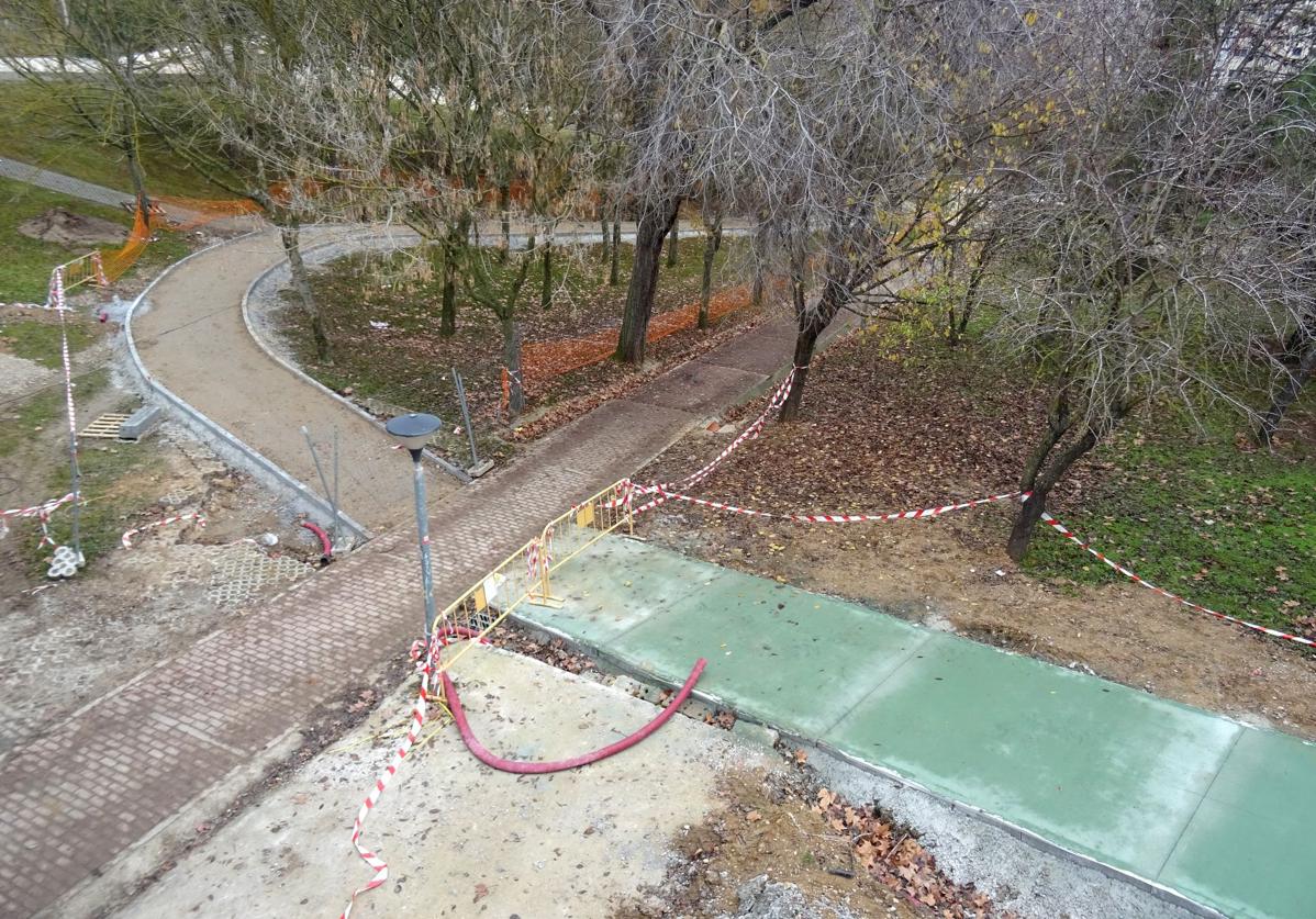 Último tramo del carril bici de la ladera este, antes de la desembocadura en la avenida de Salamanca.