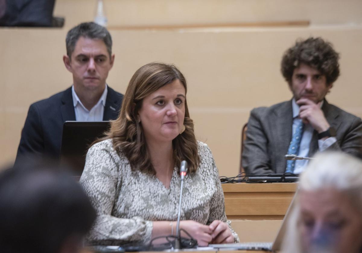 La socialista Clara Martín, con dos de sus concejales, en el pleno.