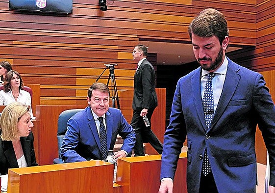 Juan García-Gallardo pasa junto a Alfonso Fernández Mañueco en el primer Pleno de las Cortes tras la ruptura del pacto de gobierno.